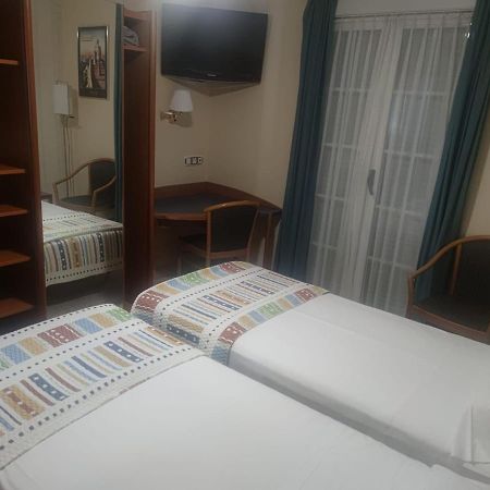 וילה פרנקה דל ביירסו Hostal Burbia מראה חיצוני תמונה