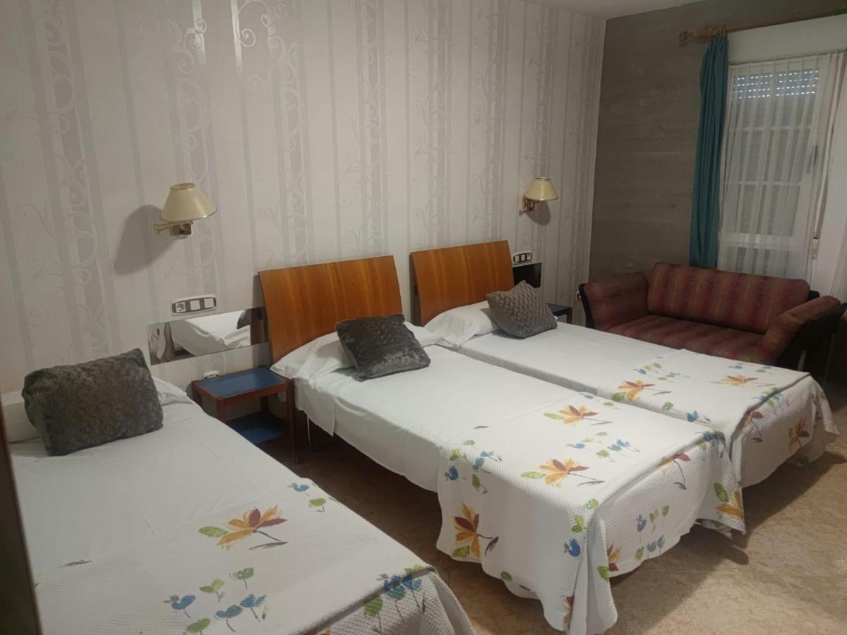 וילה פרנקה דל ביירסו Hostal Burbia מראה חיצוני תמונה
