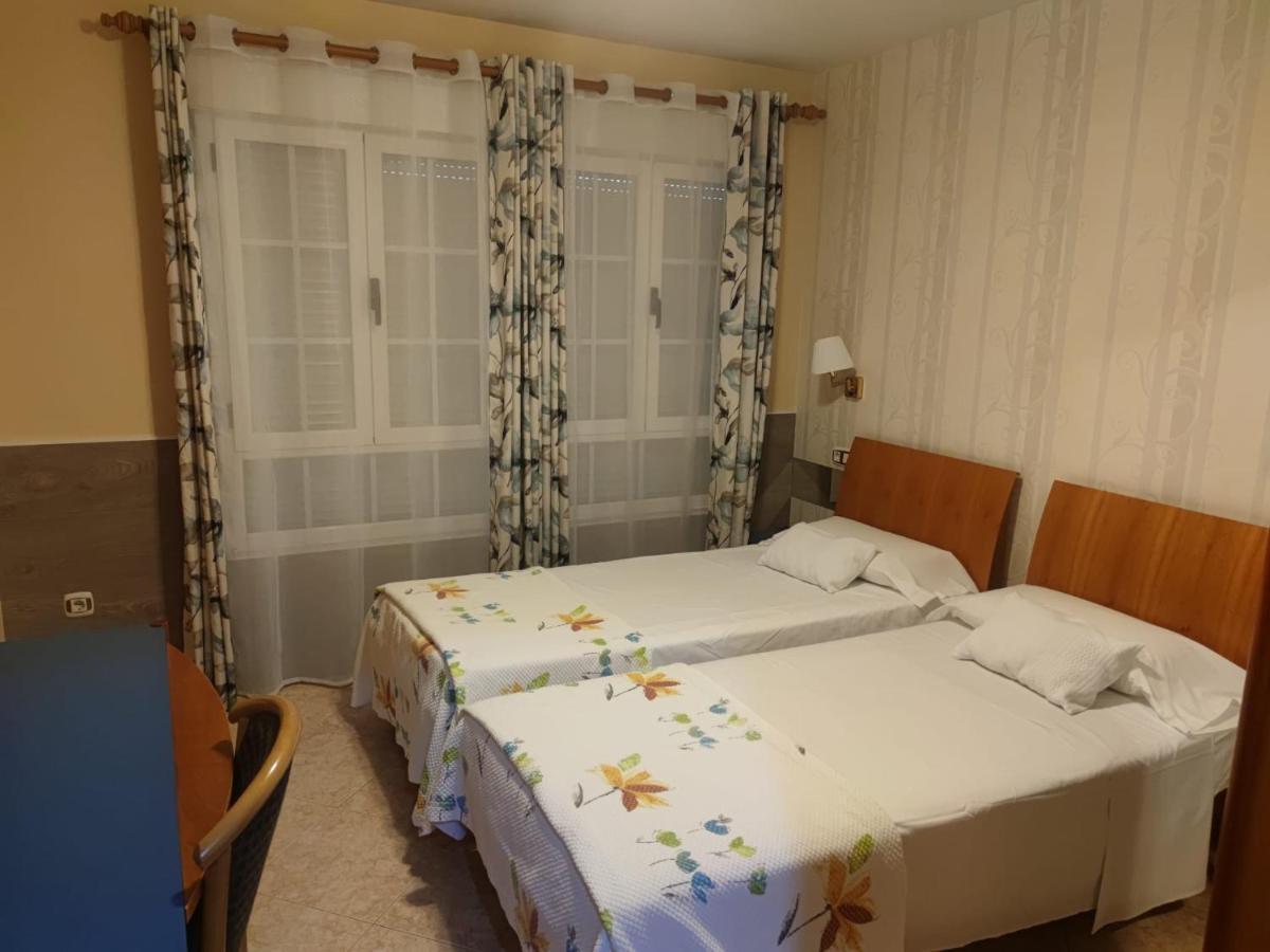 וילה פרנקה דל ביירסו Hostal Burbia מראה חיצוני תמונה
