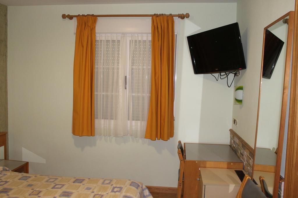 וילה פרנקה דל ביירסו Hostal Burbia מראה חיצוני תמונה